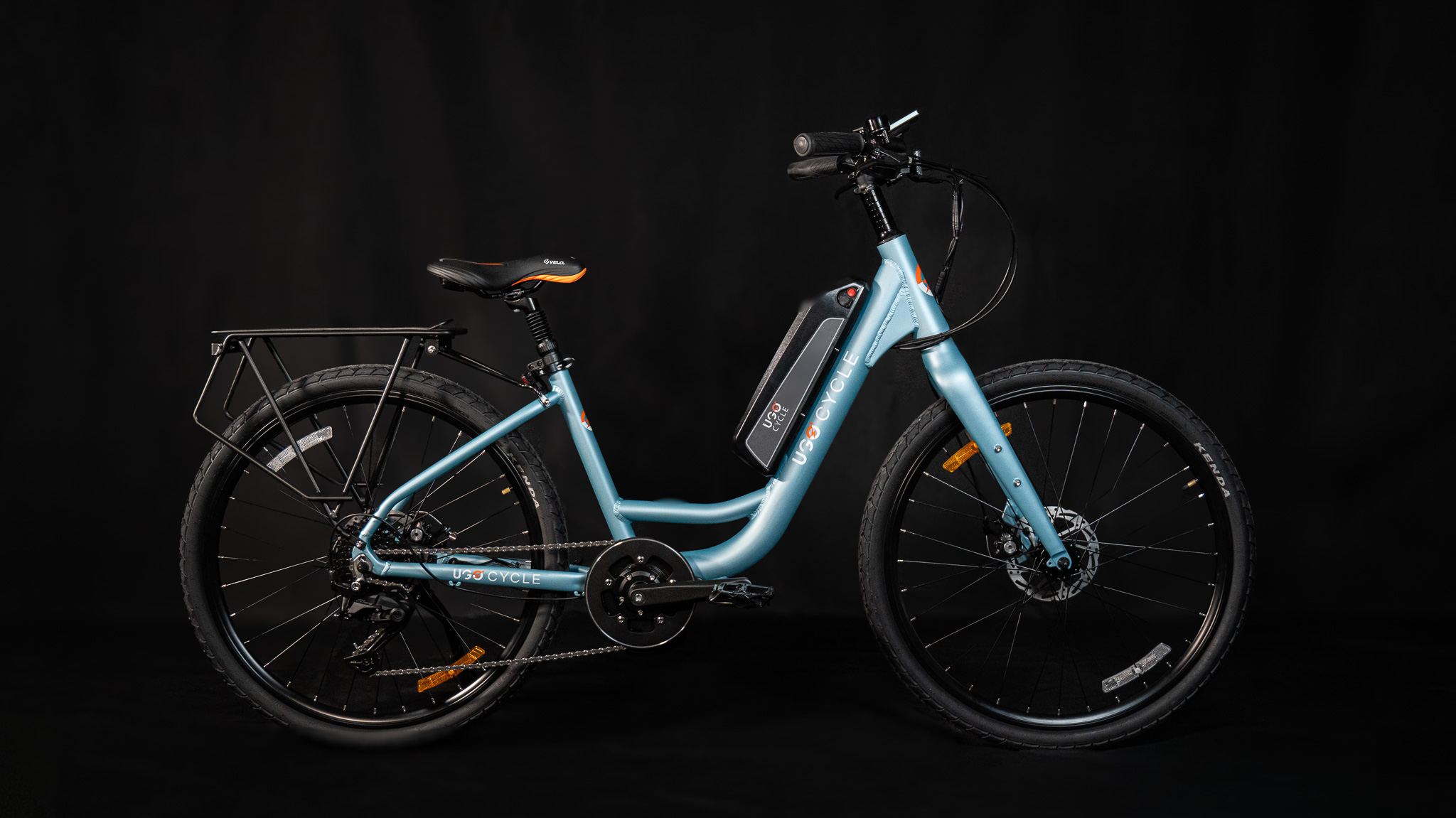 Profil droit du vélo UGO Élance montrant l'enjambement bas du cadre, la batterie LG 48V 14Ah et la transmission Shimano Cues haute performance