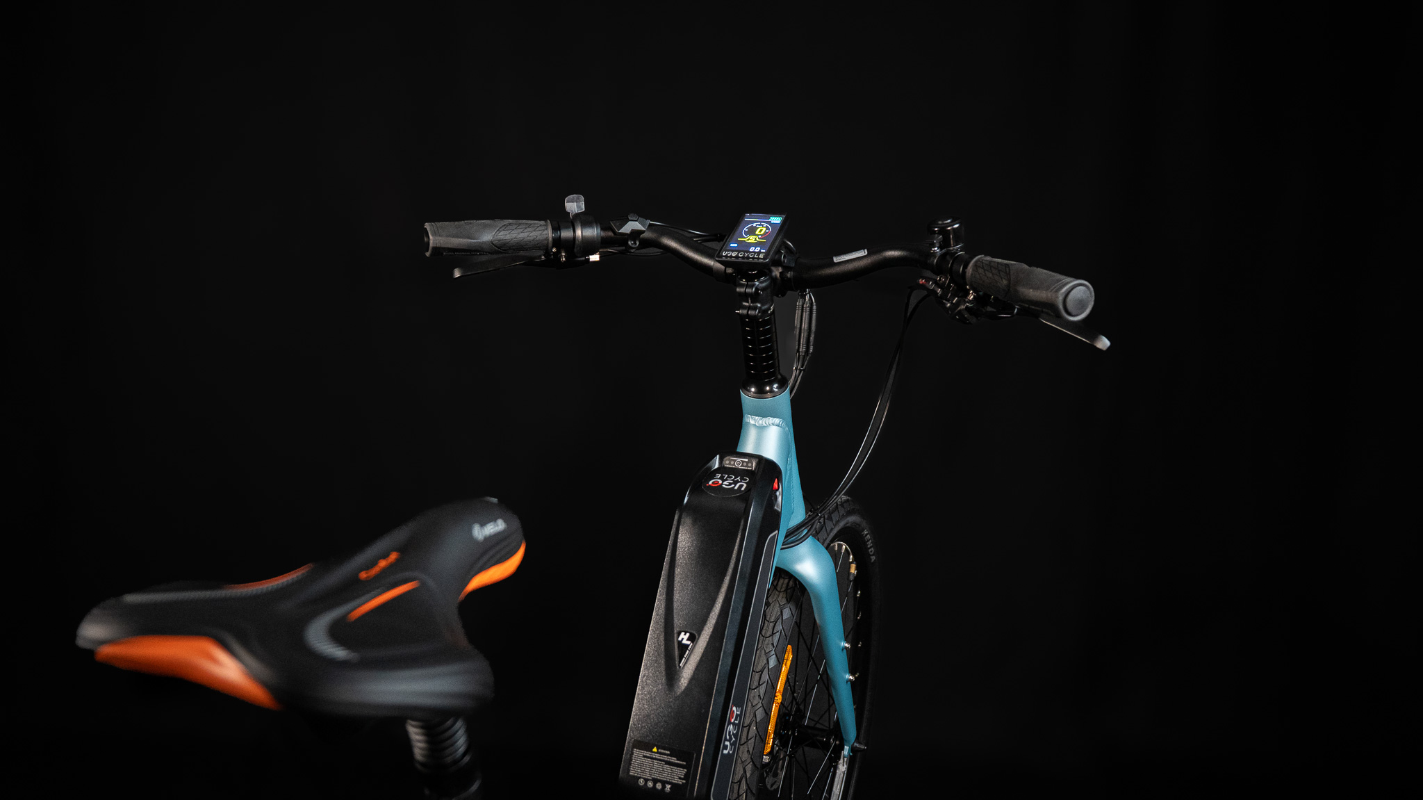 Poste de conduite du vélo électrique UGO Élance avec écran Nova, accélérateur au pouce et selle ergonomique grand confort, vue de trois-quarts.